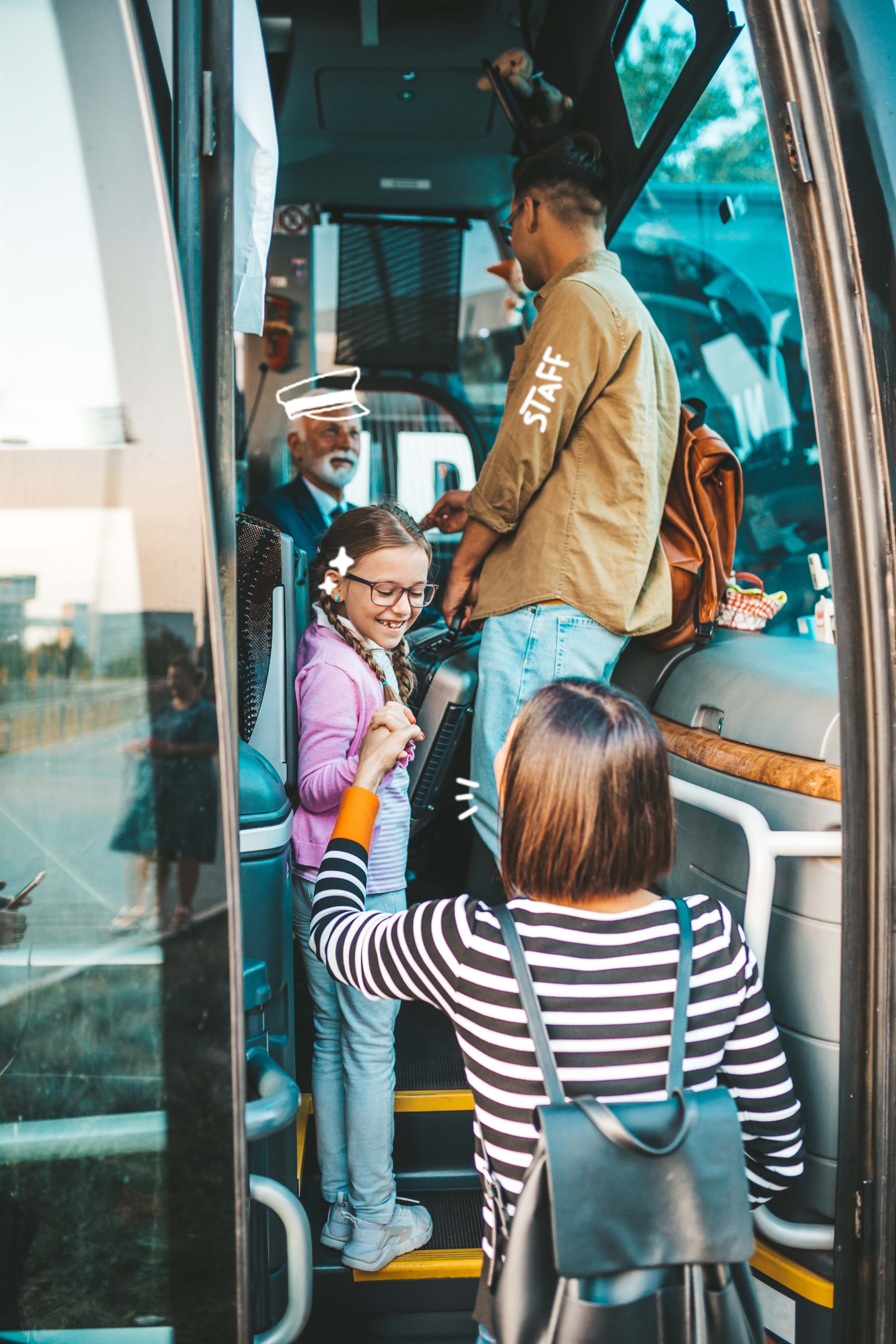 Enfant montant dans un bus pour partir en colonie de vacances