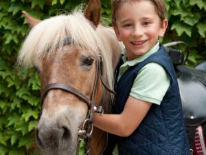 Val-en-Pré – Équitation au Far-West - Colonie de vacances - Poneys des 4 Saisons | RESACOLO