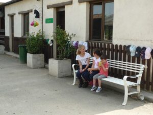 La Source – Mes premiers galops et mon premier potager - Colonie de vacances - Poneys des 4 Saisons | RESACOLO