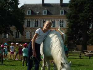La Source – Mes premiers galops et mon premier potager - Colonie de vacances - Poneys des 4 Saisons | RESACOLO