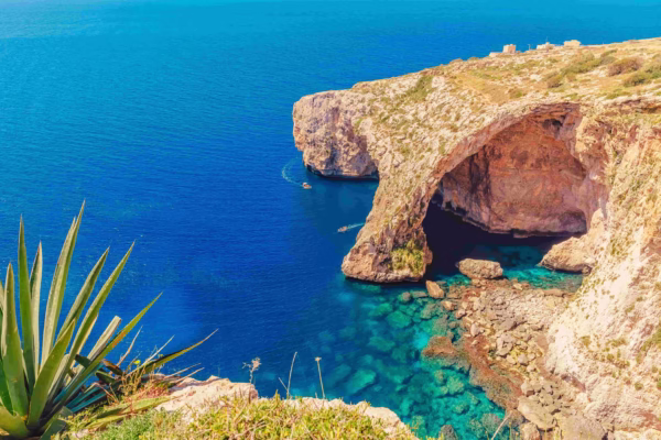 Anglais à Malte 2 Vue de la Blue Grotto à Malte avec ses eaux turquoise et falaises, lieu emblématique d’un séjour linguistique dépaysant.