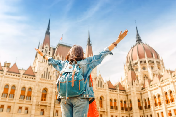 À la découverte de Budapest 2 Adolescente devant le Parlement hongrois lors d'une colonie de vacances à Budapest à la Toussaint