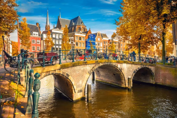 Best of Amsterdam 2 Canaux historiques d'Amsterdam lors d'une colonie de vacances aux Pays-Bas.