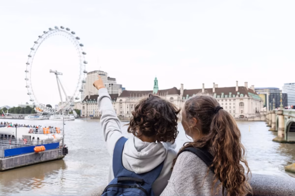 Best of Londres 2 Jeunes observant le London Eye pendant une colonie de vacances à Londres
