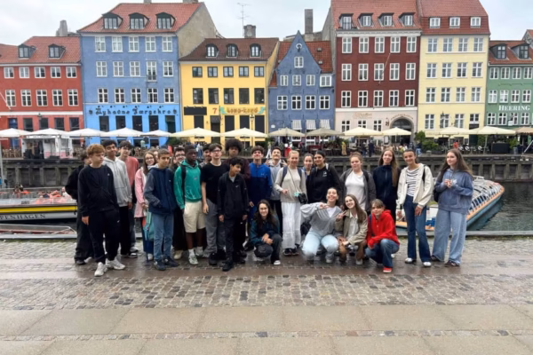 Best of Copenhague 2 Groupe de jeunes en colonie de vacances à Copenhague devant les maisons colorées de Nyhavn