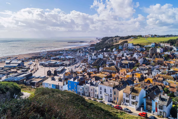 Vue panoramique de Hastings, station balnéaire anglaise, lors d'un séjour linguistique en Angleterre.