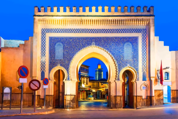 Bab Bou Jeloud à Fès pendant une colonie de vacances au Maroc.