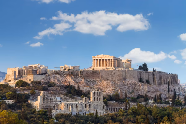 Les jeunes découvrent l'Acropole, l'un des sites antiques les plus emblématiques de Grèce.