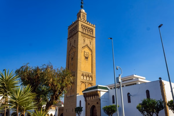 Mosquée Hassan II à Casablanca pendant une colonie de vacances au Maroc.