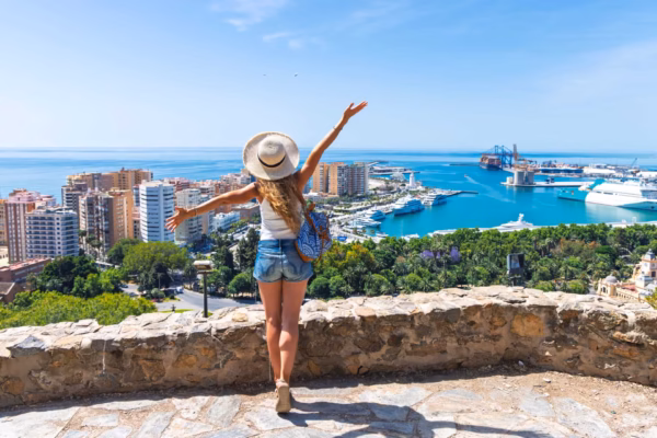 Vue panoramique sur Malaga pendant un séjour linguistique en Espagne.
