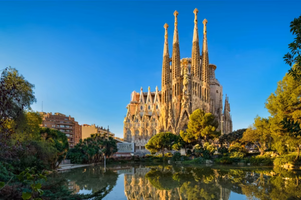 CEI - Colonie de vacances - Sagrada Família à Barcelone pendant une colonie de vacances.